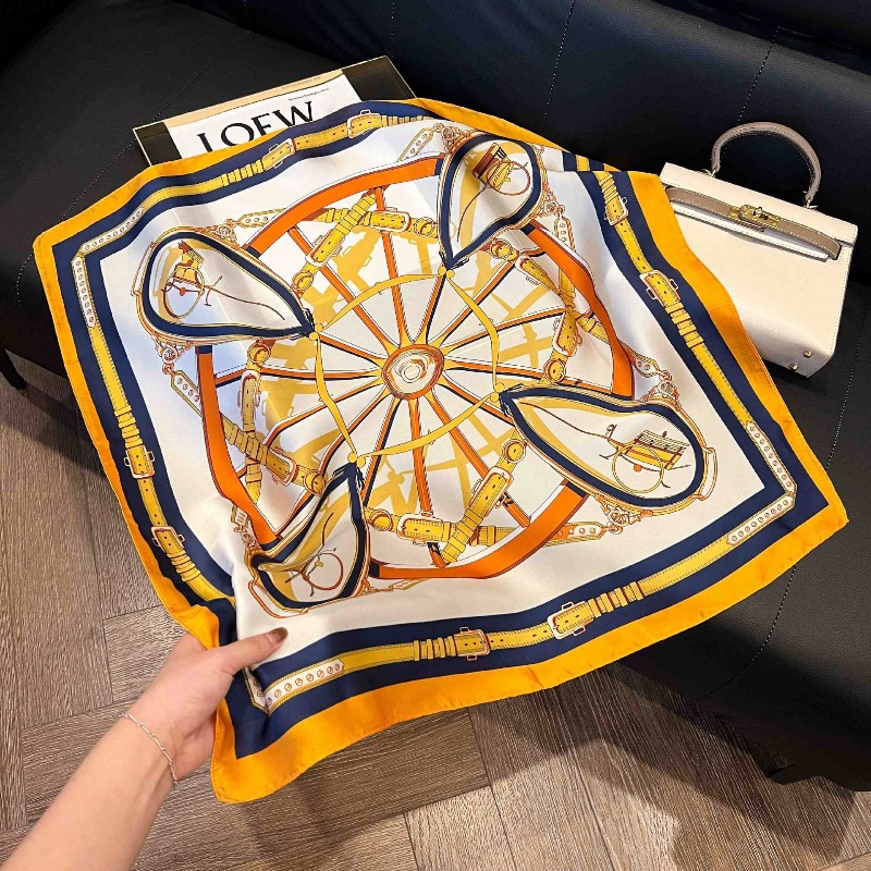 Foulard carré en soie de luxe  - Luxury Bags Made avis et prix
